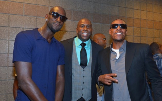 Zleva: Garnett, Magic Johnson, Pierce / zdroj foto: www.sports.yahoo.com