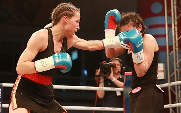 Kühneová vs. Chemieová / zdroj foto: SES Boxing