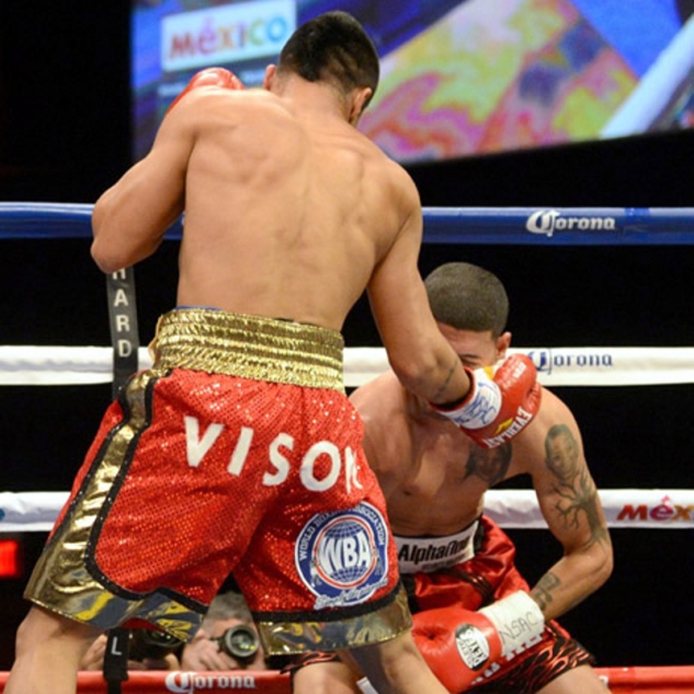 Cuellar vs. Lopez / zdroj foto: Boxingscene.com